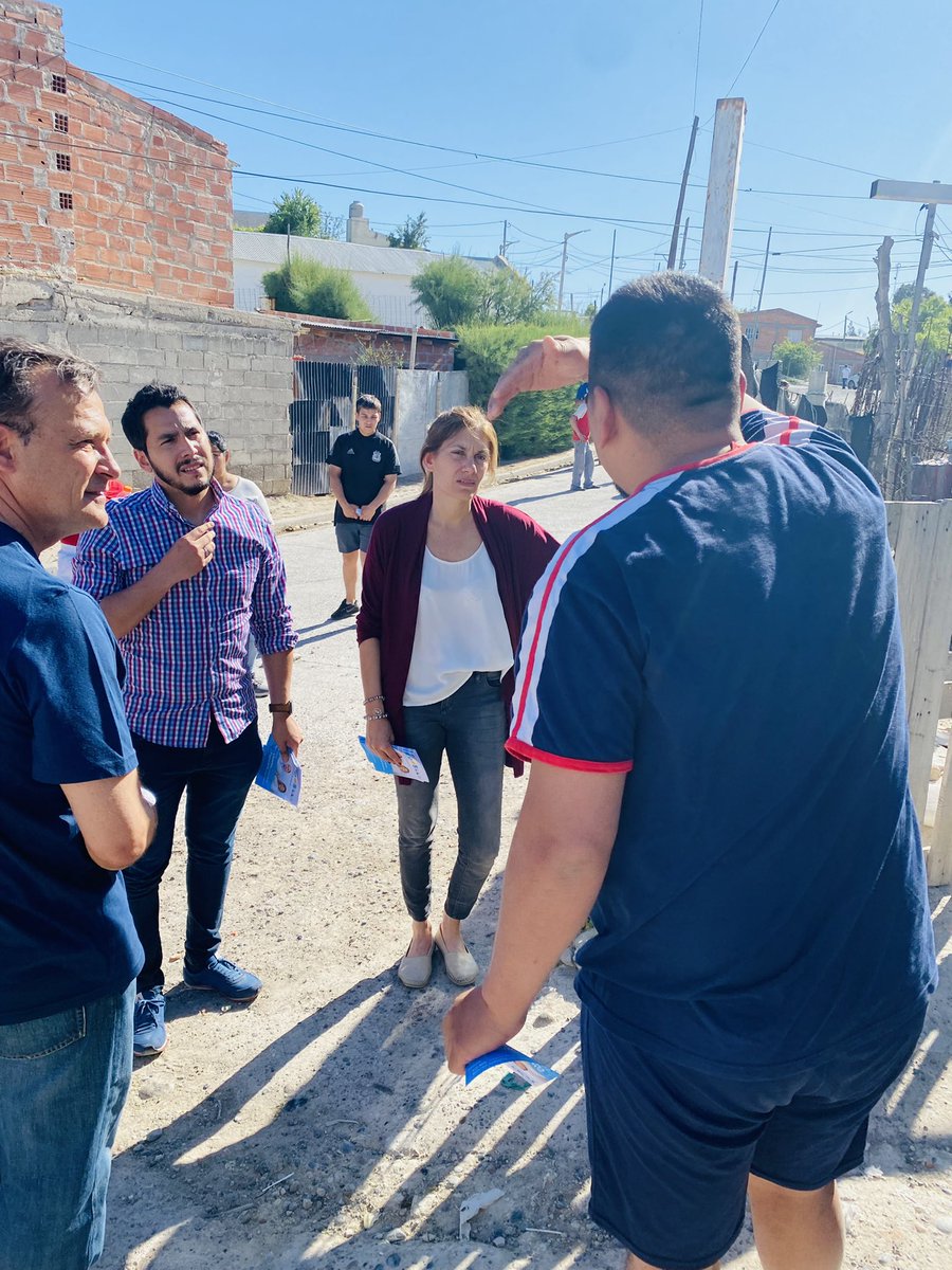 Florpapaiani's tweet photo. Puerta a puerta conversando con cada vecino y vecina… escuchándonos y trabajando juntos  por un futuro mejor  para todos y todas !  La fuerza de #Chubut , es la fuerza de su gente 💪 hoy en Barrio Amaya @ColinirEma @andresoto30111 @cgmackarthy @leandroespitw @leangpalacios https://t.co/l4NK9MJOP5