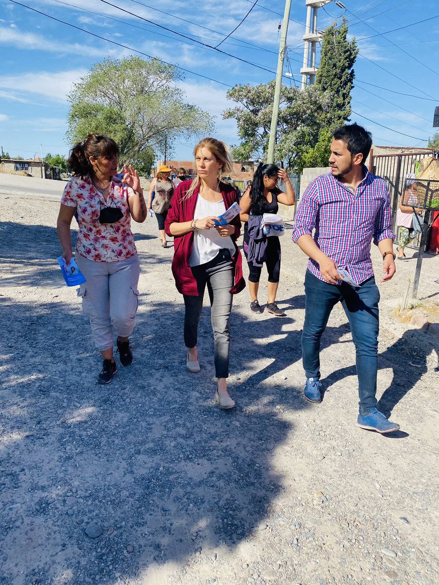 Florpapaiani's tweet photo. Puerta a puerta conversando con cada vecino y vecina… escuchándonos y trabajando juntos  por un futuro mejor  para todos y todas !  La fuerza de #Chubut , es la fuerza de su gente 💪 hoy en Barrio Amaya @ColinirEma @andresoto30111 @cgmackarthy @leandroespitw @leangpalacios https://t.co/l4NK9MJOP5