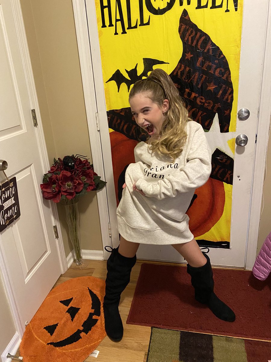 KristinRNFranks's tweet photo. My 9yo daughter just HAD to be her favorite singer @ArianaGrande for Halloween! She looks pretty legit! https://t.co/PMqOVLePNG