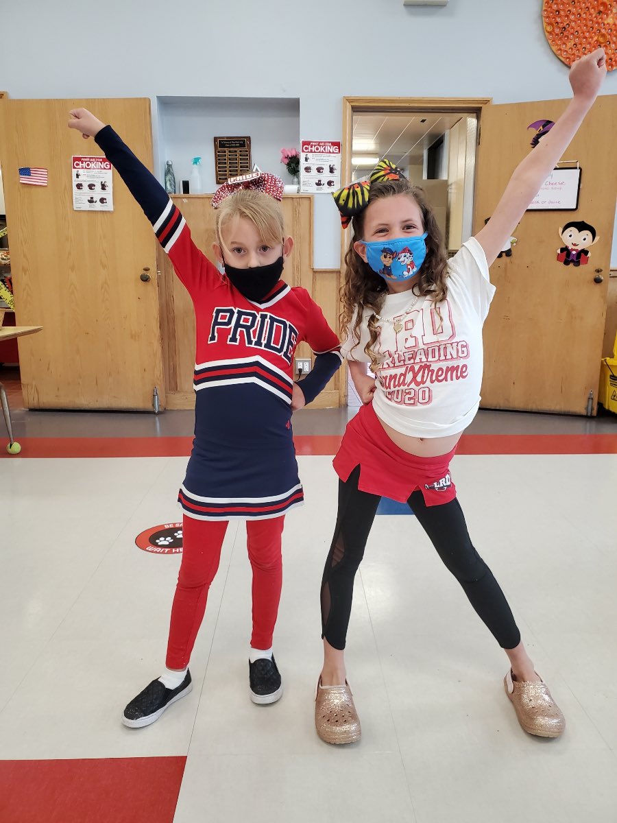 mrs_murtagh's tweet photo. Day 4 of #RedRibbonWeek2021 we are teaming up against drugs! So many team players out at Stokes School today!👏🏽🐾❤️@WeRStokes https://t.co/cZdpau4MJ1