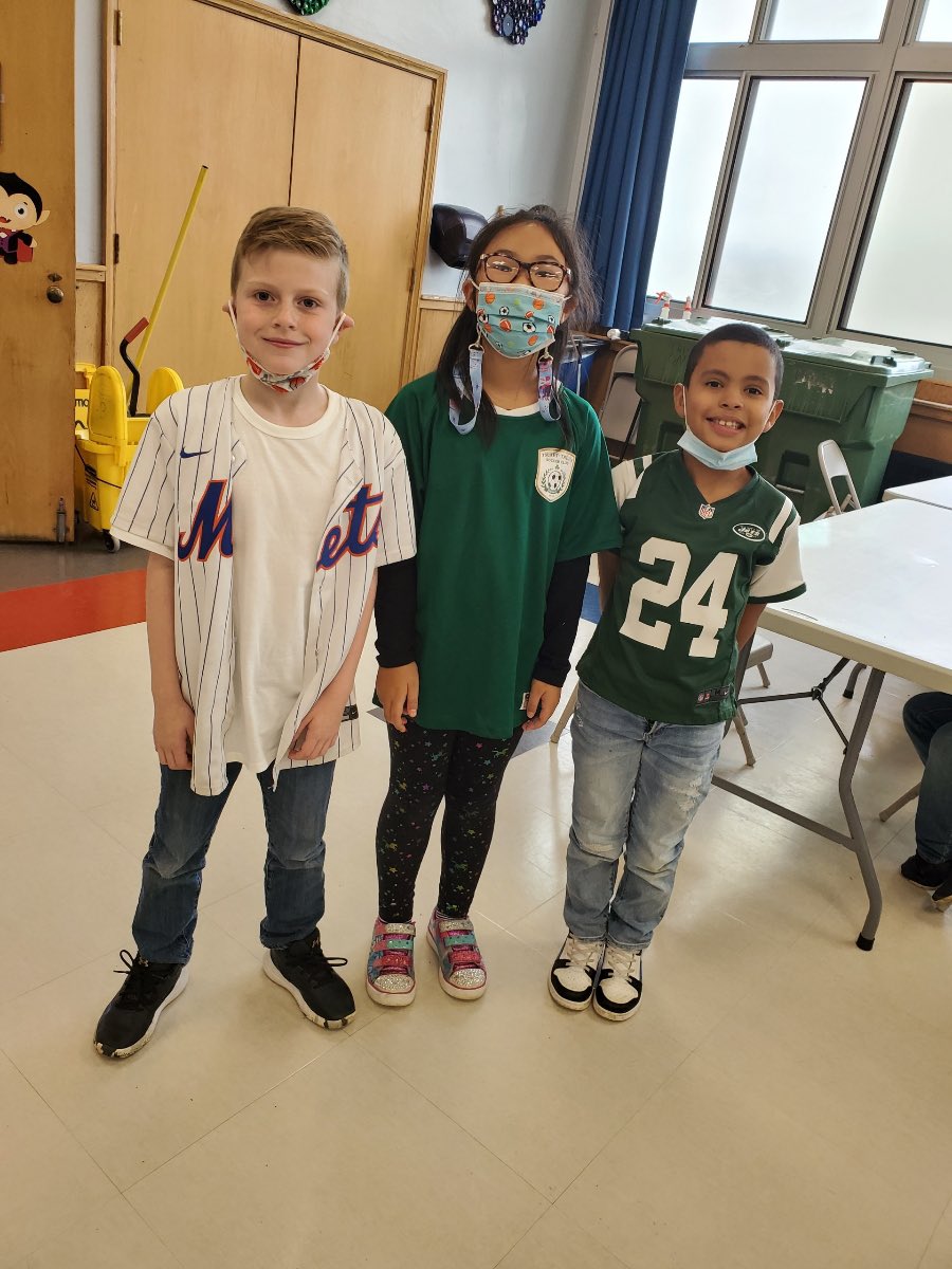 mrs_murtagh's tweet photo. Day 4 of #RedRibbonWeek2021 we are teaming up against drugs! So many team players out at Stokes School today!👏🏽🐾❤️@WeRStokes https://t.co/cZdpau4MJ1