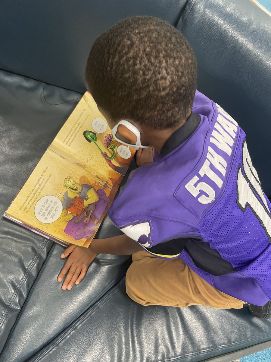 AltoyaRobertson's tweet photo. I love coming to the library to chill and read a good book. Making sure the kiddos have the same love for reading as I do. #fundamentals #freebooks #HoustonPublicLibrary https://t.co/ZHmZFqSbhE