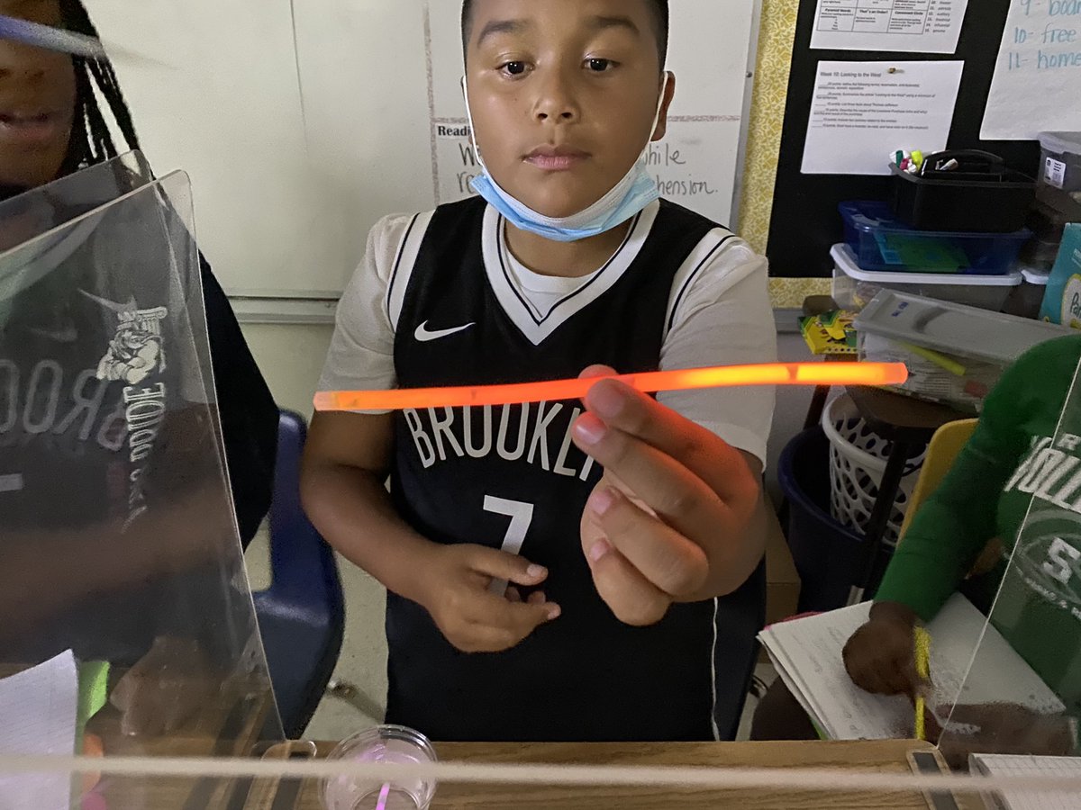 melton4th's tweet photo. We learned about thermal energy through a glow stick experiment! @VialCC_Vikings #GISD https://t.co/VFBpsT0sxl