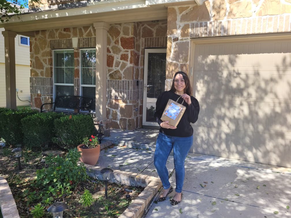 SA7CLG's tweet photo. Thank you to all our SA7 managers for making our WAH reps feel special.  They sure did enjoy their AT&amp;T goodie bags. @GarciaBeProud #SA7CLG #customerserviceweek2021 https://t.co/fat4lucJkS