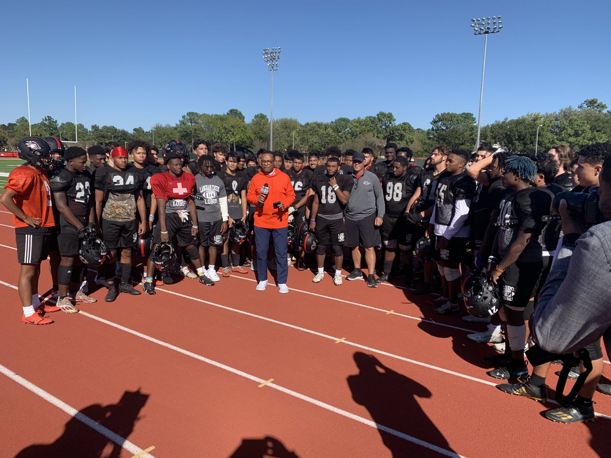 Congrats <a href="/AlejandroVas_18/">ALEJANDRO VASQUEZ III</a> for being named <a href="/FOX26Houston/">FOX26Houston</a> <a href="/GFToday/">Gallery Furniture</a> Player of the Week! Over 200 all purpose yards on offense and 8 tackles on defense in our win over Cy Ranch last week! <a href="/LCLobosFootball/">LanghamCreekFootball</a>
