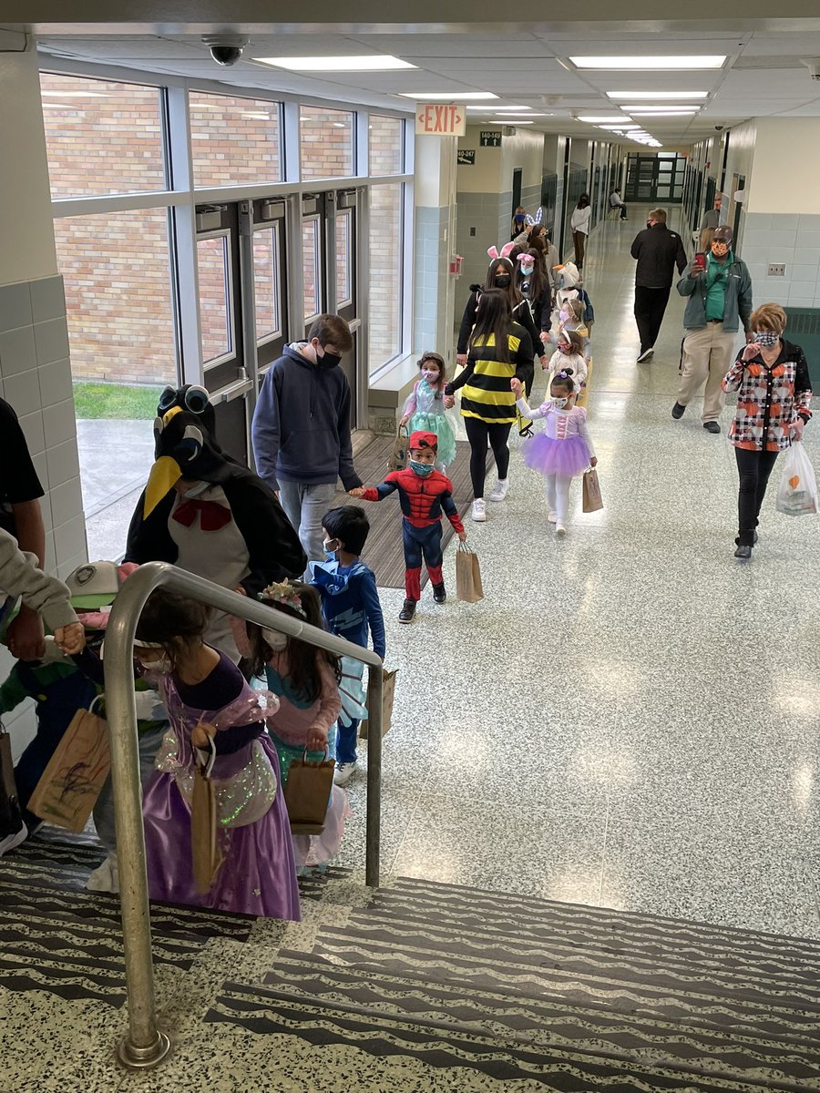 #dalerpride @IntegratedLrng <a href="/FHSDalers/">FHS Dalers</a> <a href="/WeAreDalers/">WeAreDalers</a> <a href="/JenniferJOlsen/">Jennifer Olsen, Ed.D</a> Child Lab Trick or Treating 👻 around the high school! Thank you for everyone who participated &amp;/or greeted us.