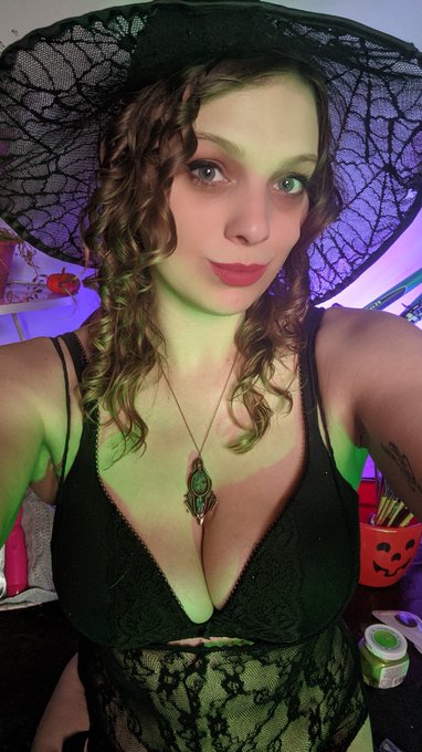 🎃😈🕸️SPOOKY THURSDAY🎃😈🕸️! And I am going LIVE on my PAID OF Account😈👅! Come play with me at 9 PM EST/6