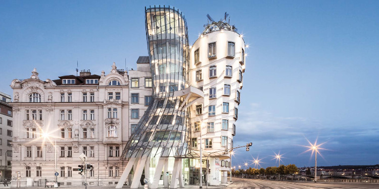 фрэнк гери танцующий дом в праге. фрэнк гери танцующий дом в праге 1995. каково второе название танцующего дома в праге. танцующий дом в праге. фрэнк гери дом в праге.