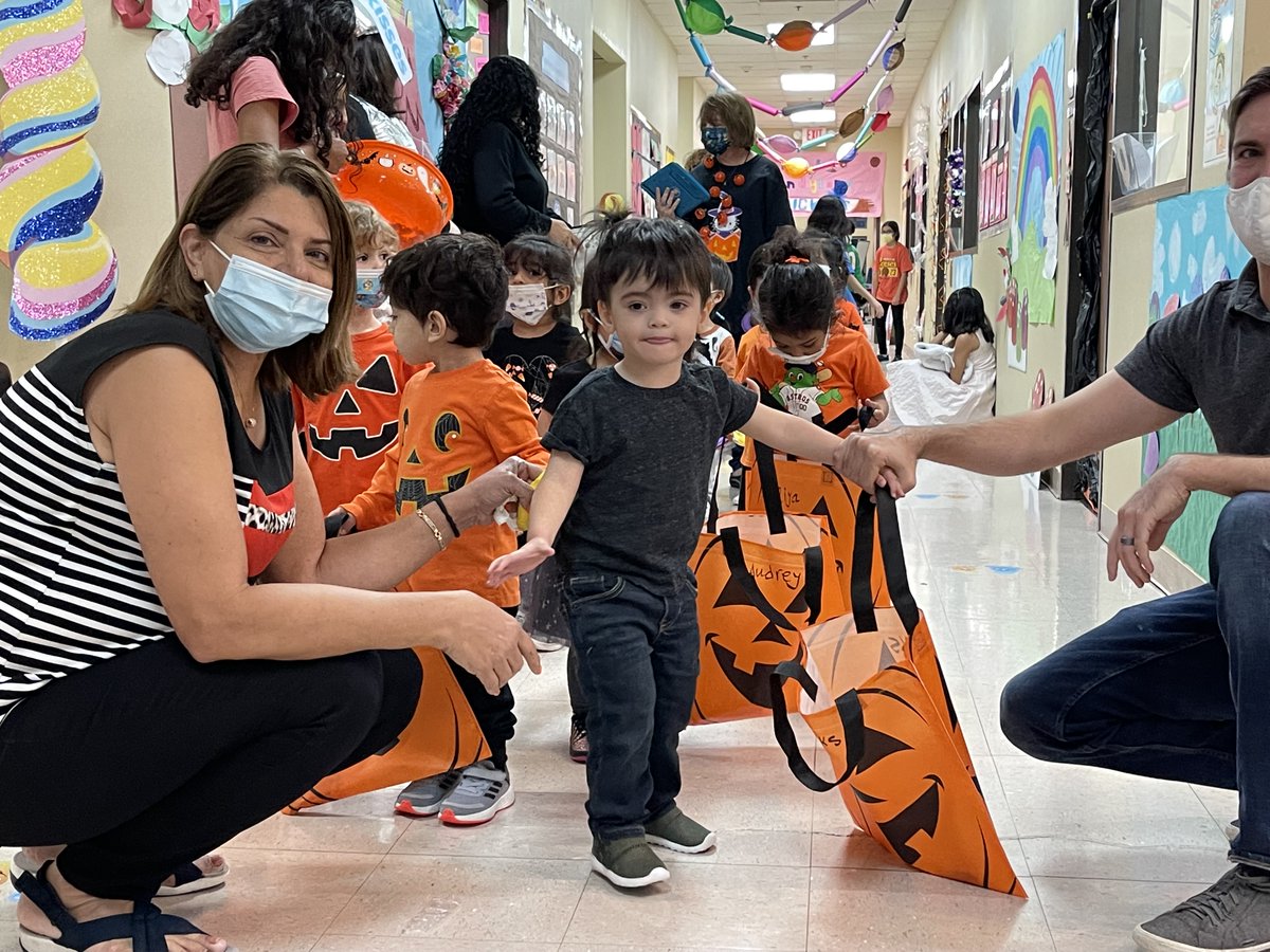 HonorRollSchool's tweet photo. Everyone is getting in on the Halloween fun!  Today was the Trick or Treating in ECP.  Tomorrow will be COSTUMES! https://t.co/Ei9BYl9IUE