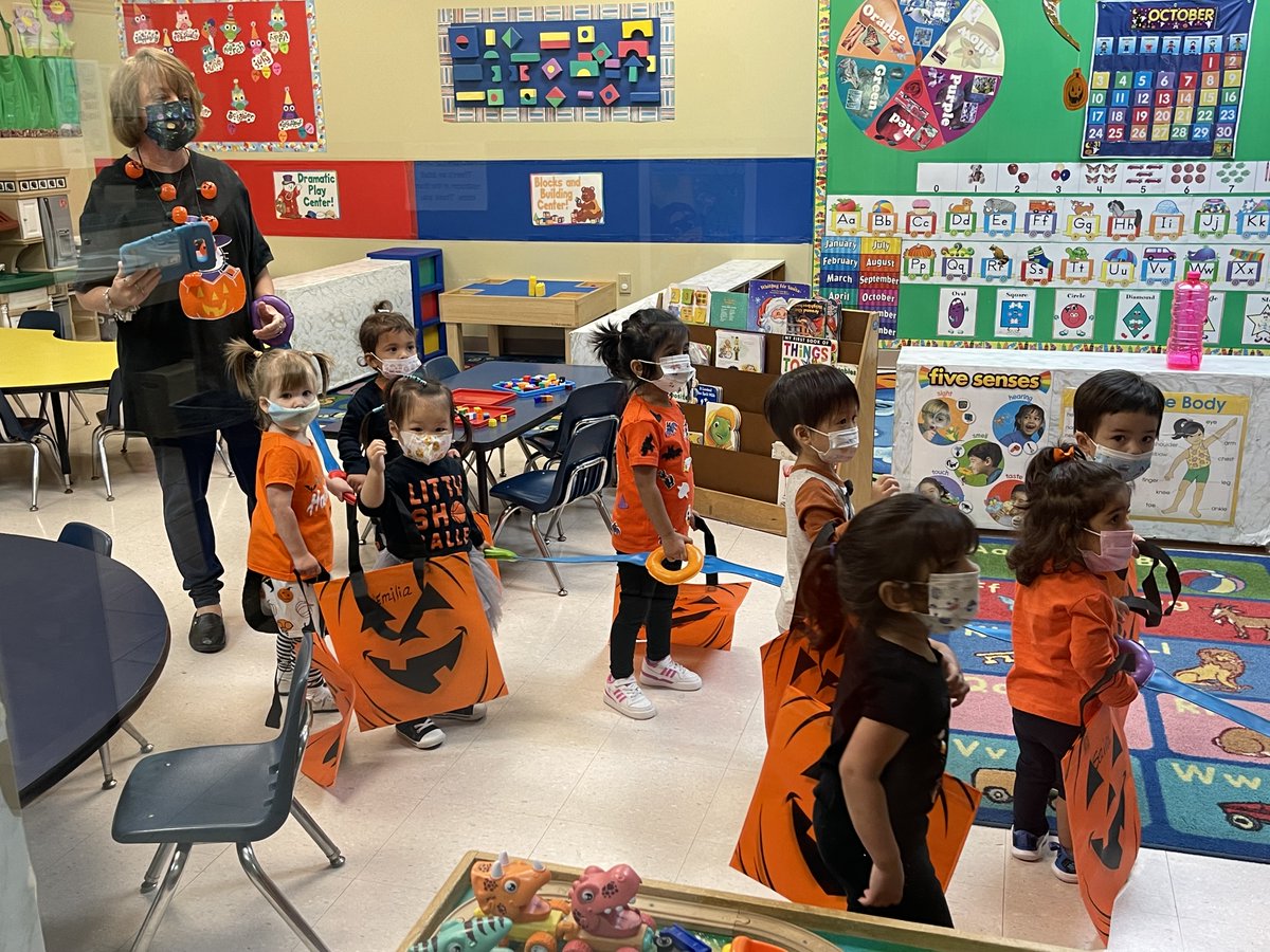 HonorRollSchool's tweet photo. Everyone is getting in on the Halloween fun!  Today was the Trick or Treating in ECP.  Tomorrow will be COSTUMES! https://t.co/Ei9BYl9IUE