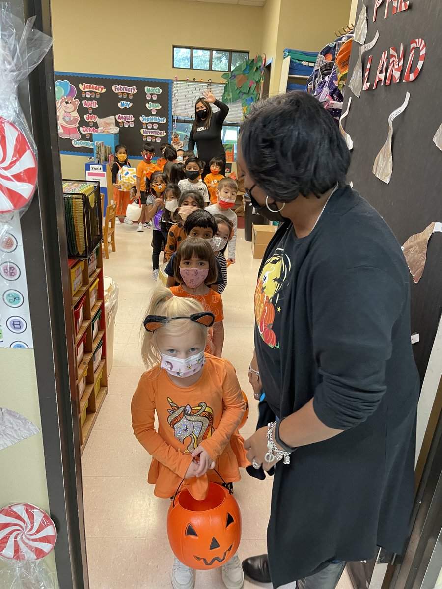 HonorRollSchool's tweet photo. Everyone is getting in on the Halloween fun!  Today was the Trick or Treating in ECP.  Tomorrow will be COSTUMES! https://t.co/Ei9BYl9IUE