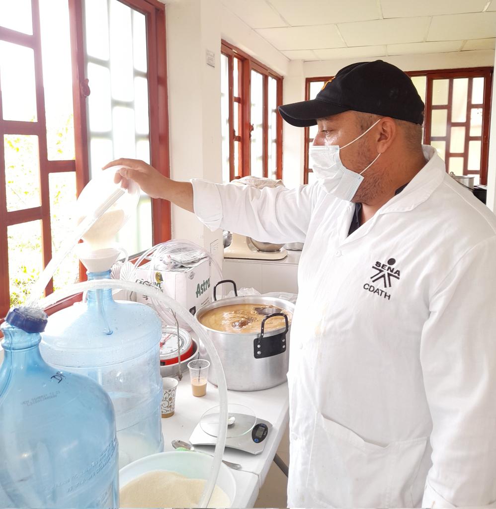 madis1010's tweet photo. Hoy desde La Asociación de Mujeres Cafeteras del Occidente del Huila, SBDC en articulación con Agrosena presta asesoría para la preparación  de vino de café @Lorenachala03 @jakelinesierra @senahuila @SENAComunica https://t.co/0IA0sEEJhP