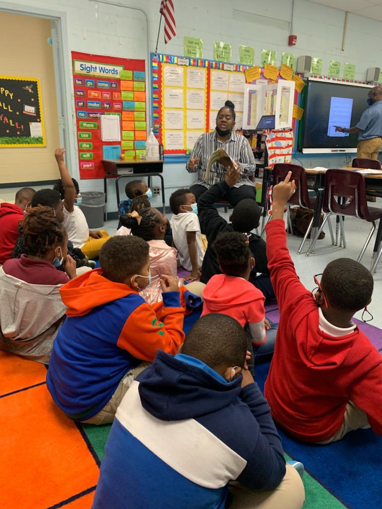 OakhavenElemen1's tweet photo. Ms. Birdsong's scholars were so #engaged & loved the @Jumpstartkids #scsrftr2021 #ReadfortheRecord book, Amy Wu and The Patchwork Dragon. #commit2literacy @SCSSuptRay @SCSK12Unified #SOAR #reimagining901 https://t.co/V6nYMPhvYE