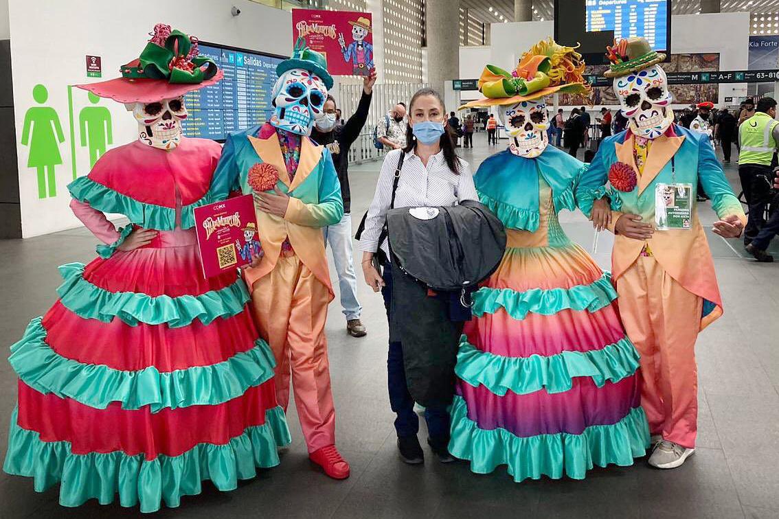 Me encontré con las catrinas que reciben a l@s turistas que vienen a la Ciudad de México para disfrutar del Desfile Internacional de Día de Muertos. 
Bienvenidos a #LaCiudadQueLoTieneTodo.