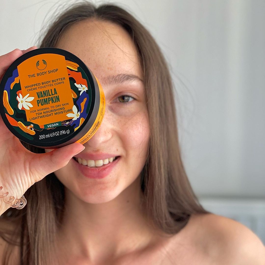 TheBodyShopAus's tweet photo. Can you smell summer approaching? Time to pamper that body with our scarily nourishing Limited Edition Vanilla Pumpkin Whipped Body Butter 🎃🍨 Image via @sah.bnd https://t.co/rIY9EUMaZ3