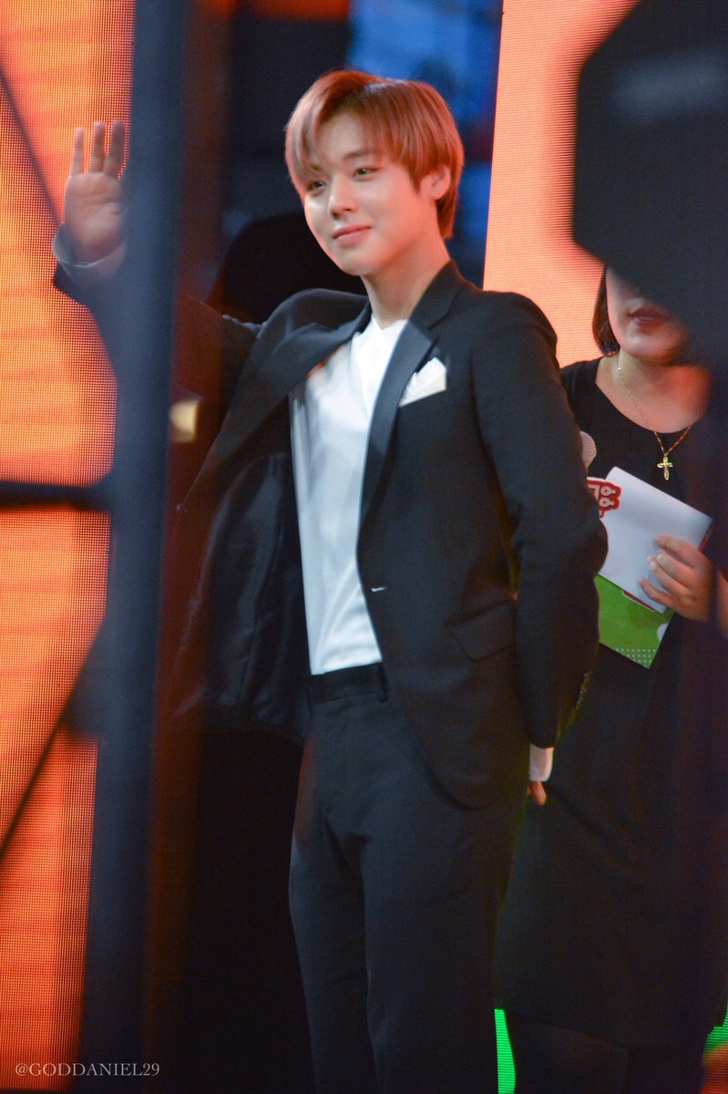 thisismaxtwt's tweet photo. ( 이벤트 )  —  #𝗠𝗔𝗫   ʾ 🌹 ٫٫   #B7S𝟵𝘁𝗵CB. De traje y todo ya estoy en el regreso de mis novios, me iré corriendo al backstage para llenarlos de besos, los amo porque obviamente #Im𝗚𝗔𝗟𝗔𝗫𝗬, son los mejores y ya quiero chillar emocionado con #𝗜𝗗𝗢𝗟byB7S. https://t.co/6f00I2SVVt