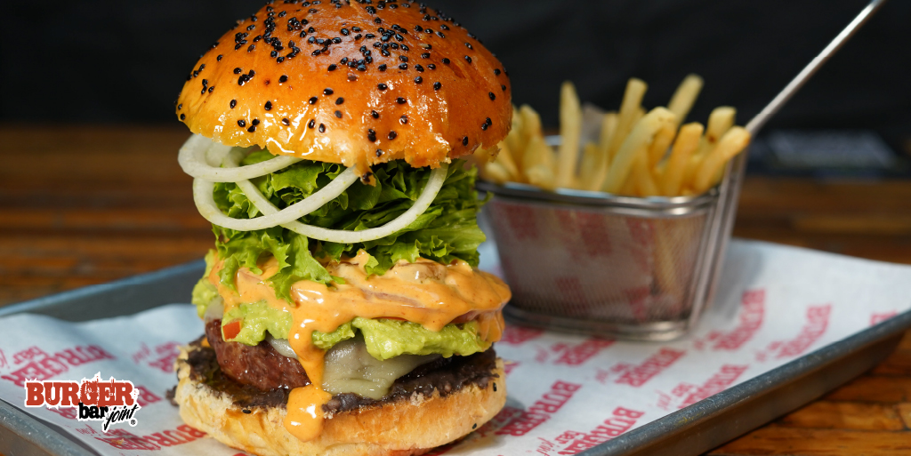 Burger Baja Especial son 200 g de carne de res al grill, queso jack gratinado, salsa de frijol, guacamole, alioli chipotle, jitomate, lechuga italiana aderezada y cebolla blanca.
.
.
.
#bbj #hamburguesas🍔#hamburguesa #burgerlife