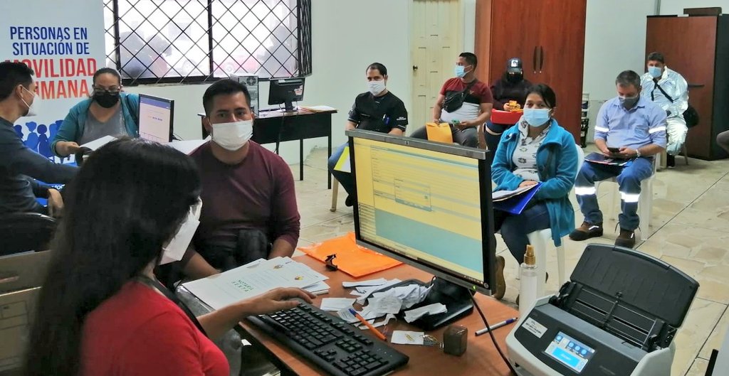 CancilleriaEcZ4's tweet photo. .@CancilleriaEcZ4 brindó atención a ciudadanía requirente de servicios consulares en la provincia de Sto Domingo de los Tsáchilas, un gran número de ciudadanos que pudieron gestionar apostilla y legalización, solicitud de visados, entrega de visas, asesorías en general. https://t.co/u33mP2HEOm