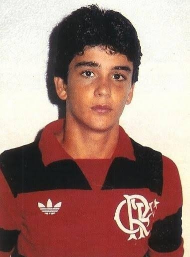 Hoje o meu #tbt vai para essa nação! Nação que acolheu e abraçou aquele garoto, vindo de Salvador, que chegou ao Rio em busca de um sonho. Vivi momentos maravilhosos com vocês! Obrigado por tudo.
Parabéns a todos os flamenguistas! Vocês estão no meu coração. 🔴⚫