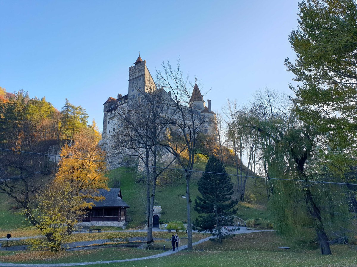 speedify's tweet image. A huge thank you for our camera crew @stere and his friends! The tour guides were rocking it, @Softvelum 's Larix was also awesome, huge thank you for @orange's and @VodafoneGroup's cellular data, and thank you @Restreamio

Streaming from Dracula's castle will go down in history!