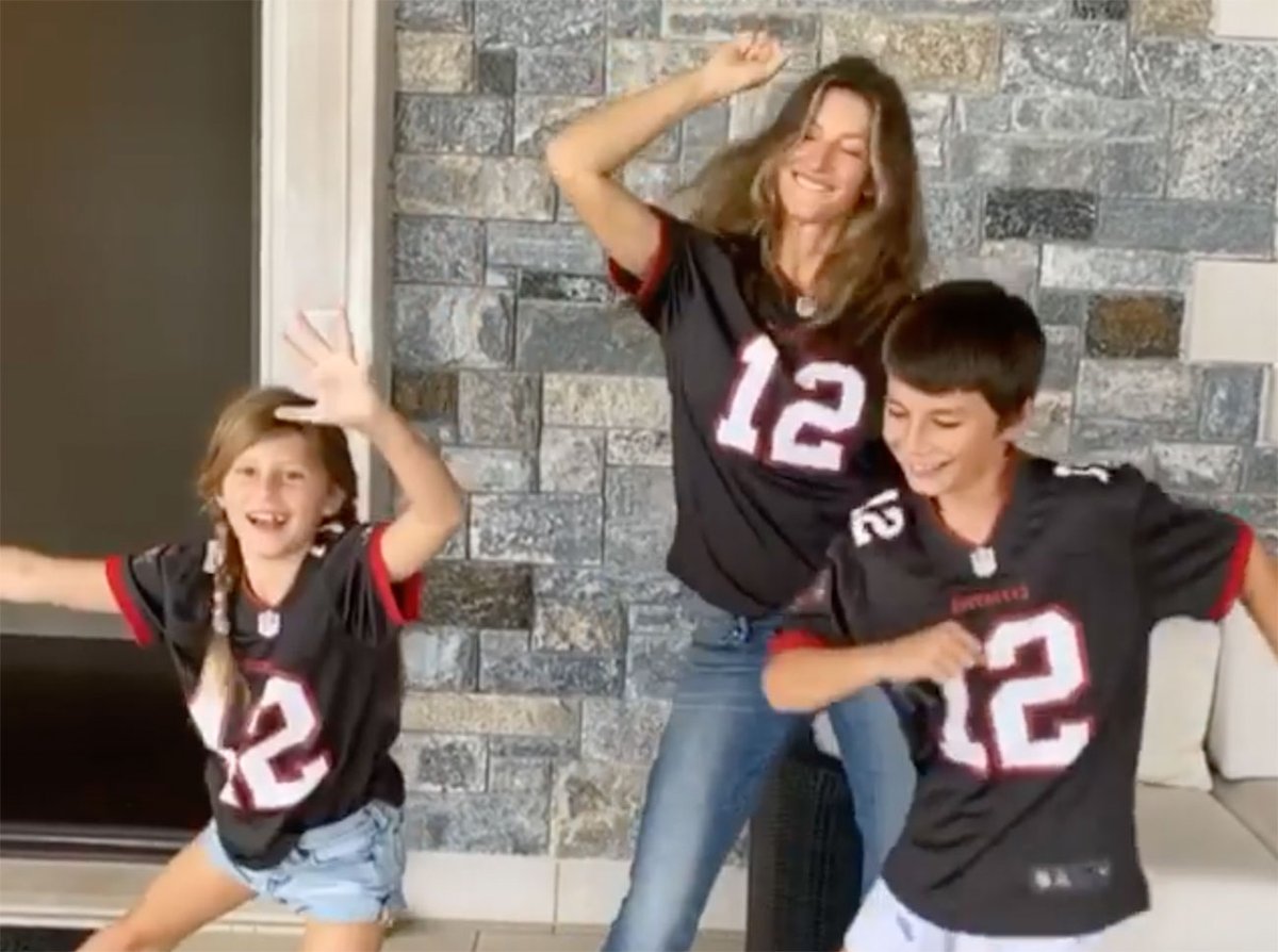 EarlHunter12's tweet photo. @cfrelund Cynthia Halloween costume..pop on Brady jersey and some eye paint like Tom and go as Gisele. https://t.co/0Lb17ewNI2