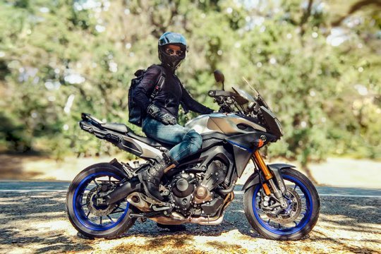themotolady's tweet photo. I’m *still* in love with the #FJ09— it’s kind of ugly if ya ask me. But for whatever reason, we vibed… hard. Within a day of ripping around I was completely comfortable, and it’s the only bike I’ve ever gotten power-wheelies down on.
#motolady #yamaha #grabbyhands #womenwhoride https://t.co/dMj2poaH1s