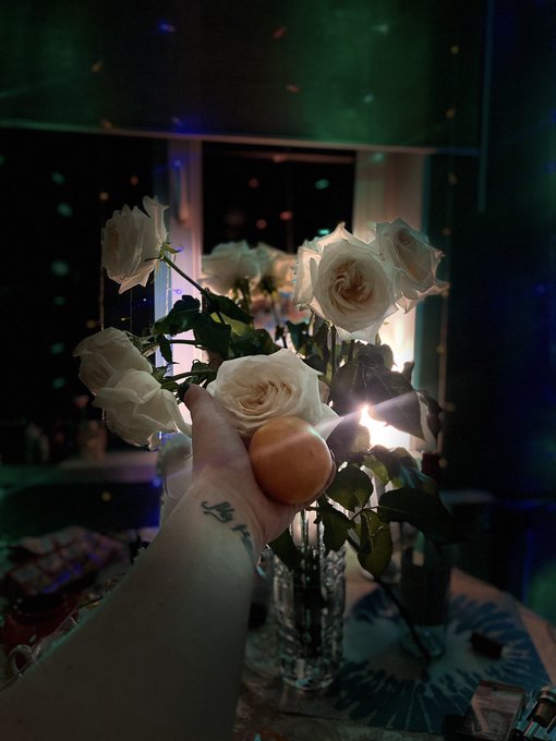 Мандаринками блевать рано ,а  Новый год скоро ,всё мокро и в сердце пустыня ,заплатила поцелуем ,чёрный<a href="/tag/friends"class="tags"><span>#friends</span></a><a href="/tag/pride"class="tags"><span>#pride</span></a><a href="/tag/younetflix"class="tags"><span>#younetflix</span></a><a href="/tag/yanny_trump"class="tags"><span>#yanny_trump</span></a>