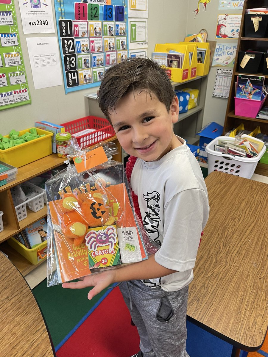 MsPowellteaches's tweet photo. We had a great virtual author visit today with @thattiagirl She read to us her book, Hall-o-ween 🎃and shared with us what it takes to be an Author &amp; Illustrator🤩  we learned how to draw some of the characters in her book🥰 #shiningbrighterthanever #virtualauthorvisits https://t.co/mdzgbCuTDc