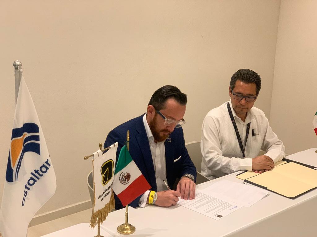 EpAsfaltar's tweet photo. A través de su gerente general, @paolocarpioa, #AsfaltarEP firma convenio de cooperación con @AMAACmx en #México. Entre los compromisos más importantes están: Transferencia de conocimientos y la creación de un laboratorio de pruebas.
#SomosLaVíaDelDesarrollo
#Azuay #Ecuador. https://t.co/ADiS9YB2YK
