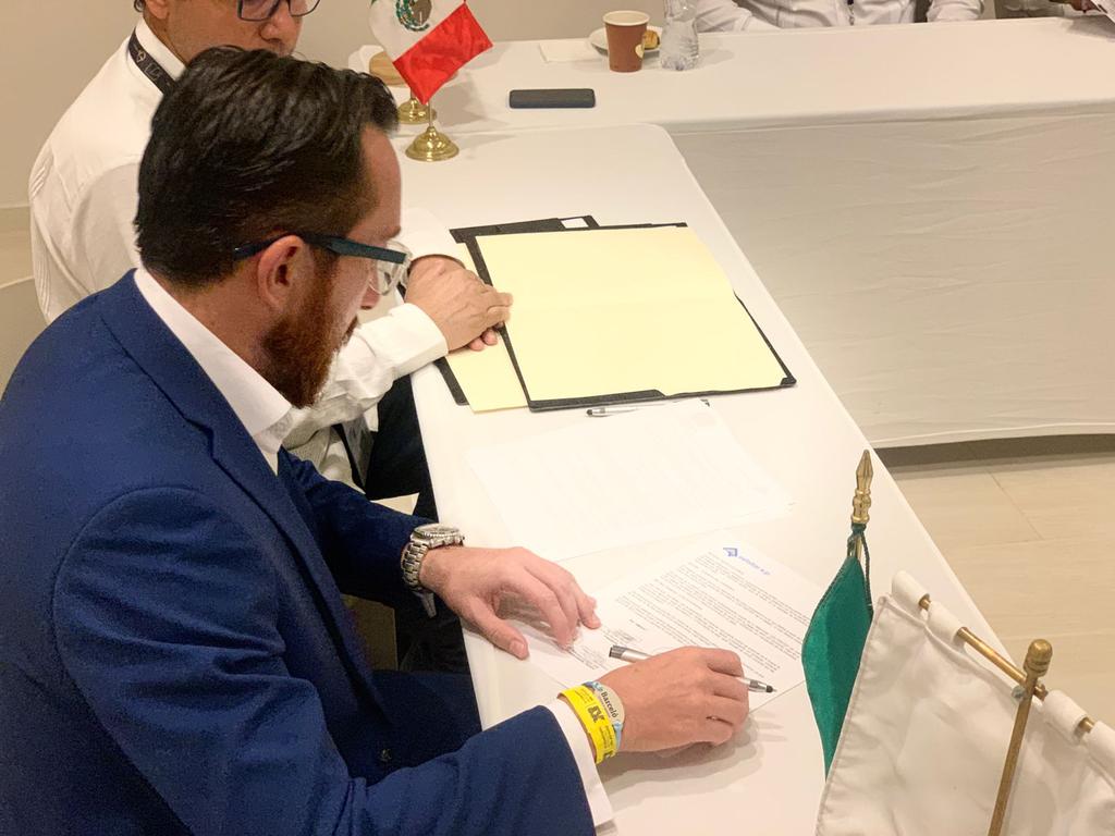 EpAsfaltar's tweet photo. A través de su gerente general, @paolocarpioa, #AsfaltarEP firma convenio de cooperación con @AMAACmx en #México. Entre los compromisos más importantes están: Transferencia de conocimientos y la creación de un laboratorio de pruebas.
#SomosLaVíaDelDesarrollo
#Azuay #Ecuador. https://t.co/ADiS9YB2YK