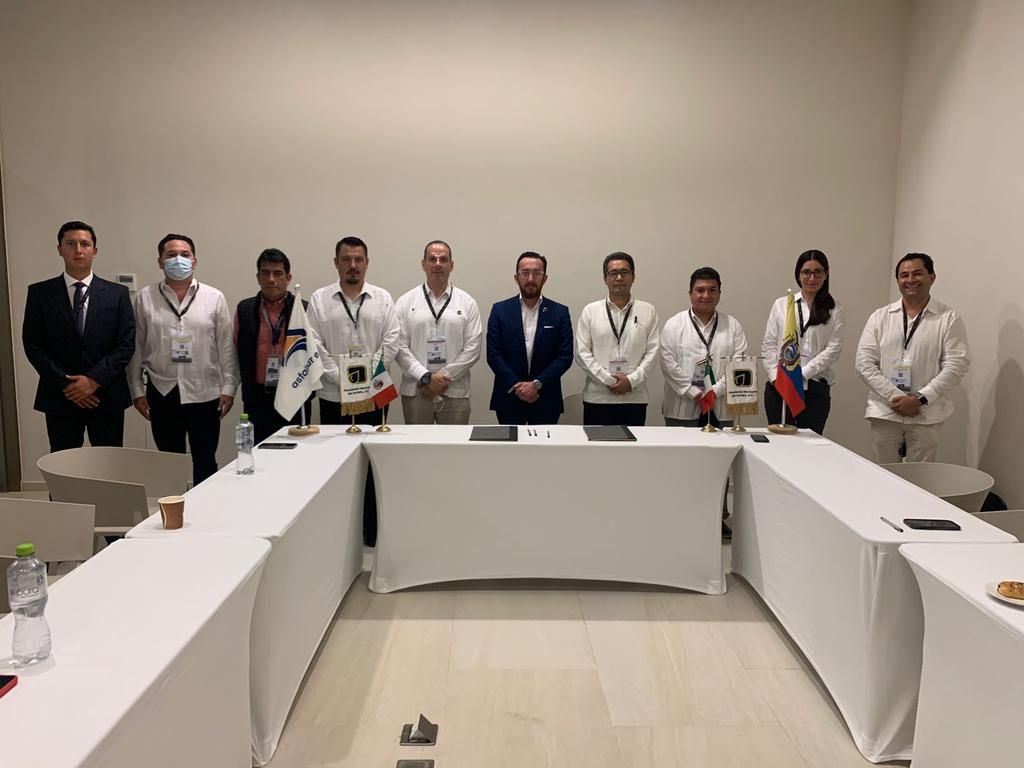 EpAsfaltar's tweet photo. A través de su gerente general, @paolocarpioa, #AsfaltarEP firma convenio de cooperación con @AMAACmx en #México. Entre los compromisos más importantes están: Transferencia de conocimientos y la creación de un laboratorio de pruebas.
#SomosLaVíaDelDesarrollo
#Azuay #Ecuador. https://t.co/ADiS9YB2YK