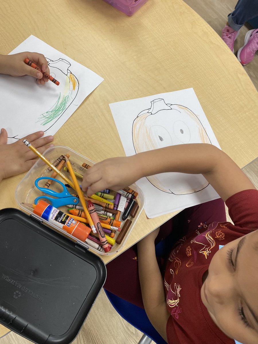 VeroRodz7's tweet photo. Students creating their #characterpumpkins in the ILC https://t.co/XVnDcNB0VL