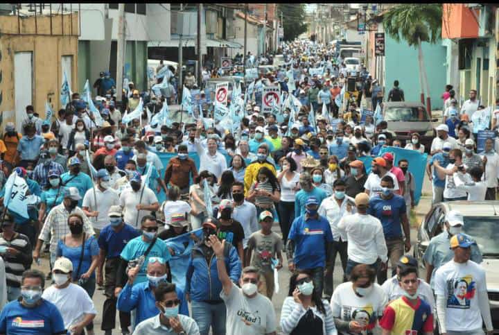 guillerpalacios's tweet photo. #28Oct Más de 5000 personas manifestaron en inicio de campaña en #Barquisimeto con @LuisFlorido y los 9 candidatos a alcalde por el cambio para derrotar #21N a @NicolasMaduro y sus candidatos @HenriFalcon y @AdolfoP_Oficial https://t.co/x6iRSROucV