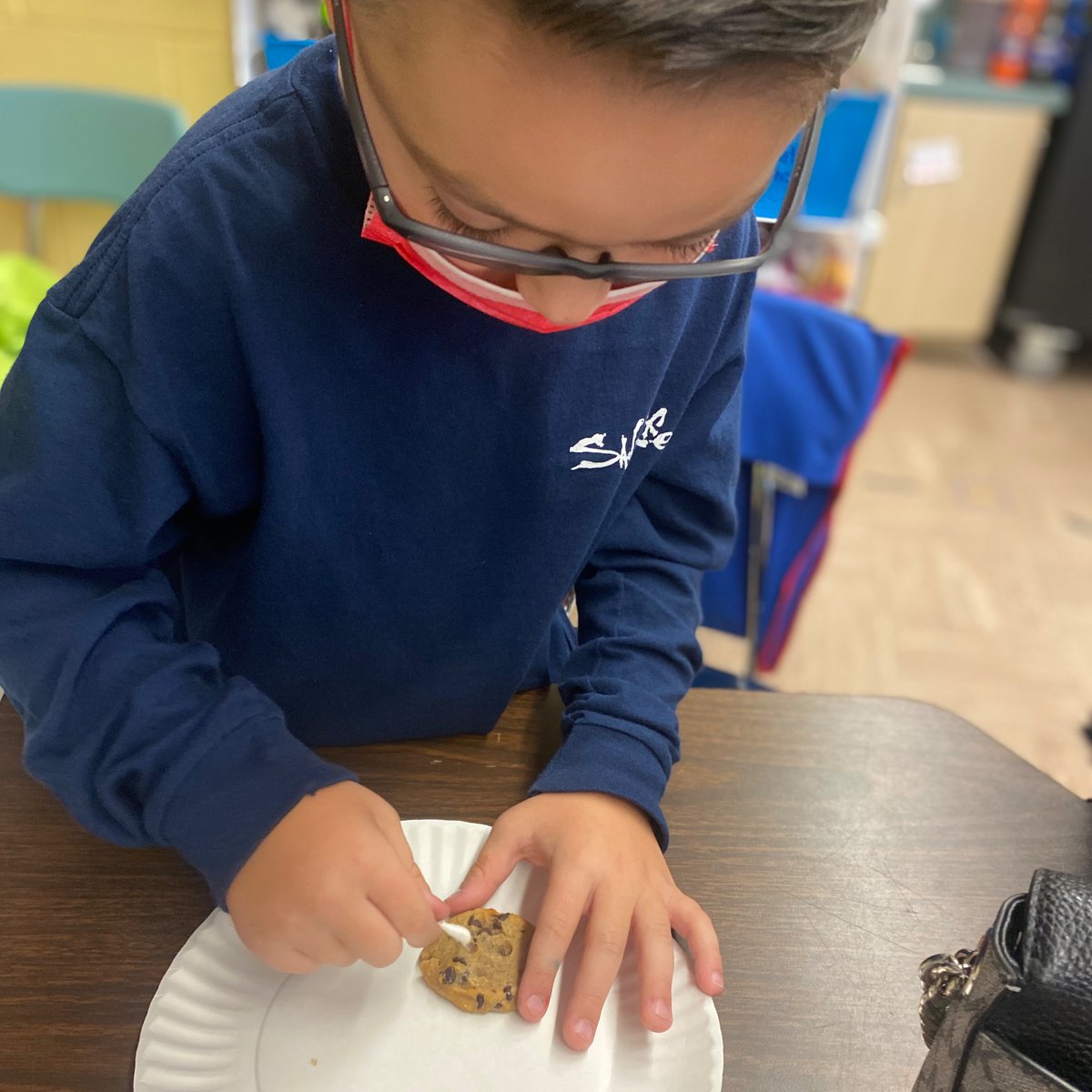 calfano510's tweet photo. 1-5 are scientist in the making! Today we used our cookies to show weathering and erosion!🕵🏼🕵🏻‍♀️  #science #experiment #firstgrade https://t.co/MHMAHSu7jb
