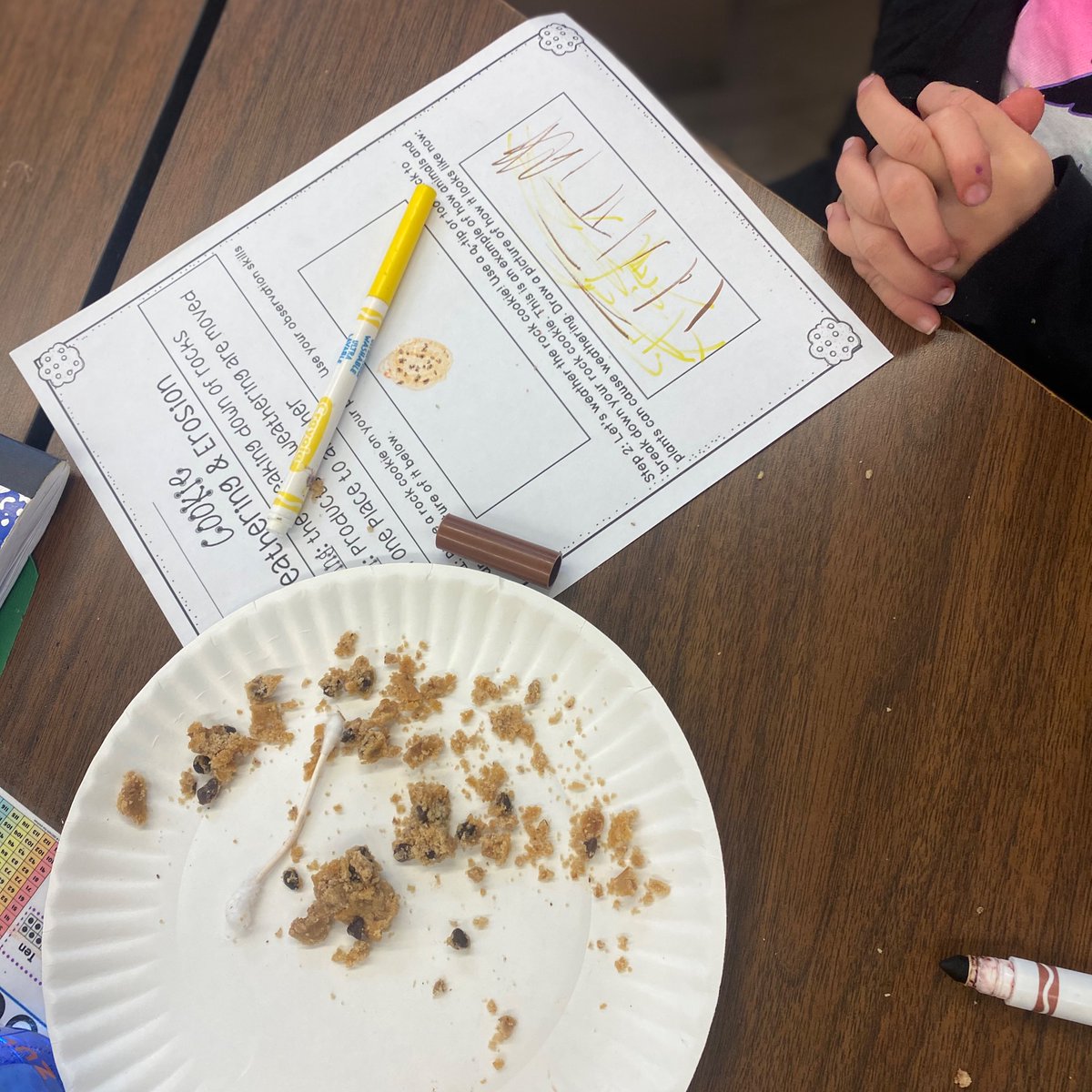 calfano510's tweet photo. 1-5 are scientist in the making! Today we used our cookies to show weathering and erosion!🕵🏼🕵🏻‍♀️  #science #experiment #firstgrade https://t.co/MHMAHSu7jb