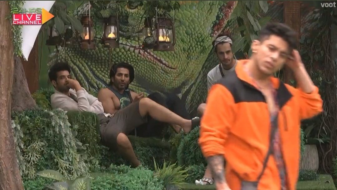 Bawrahh_man's tweet photo. Do I even have to say something??
The pictures speaks a lot .
#PratikSehajpaI #BB15 #BBKingPratik https://t.co/bKsWbzgEjU