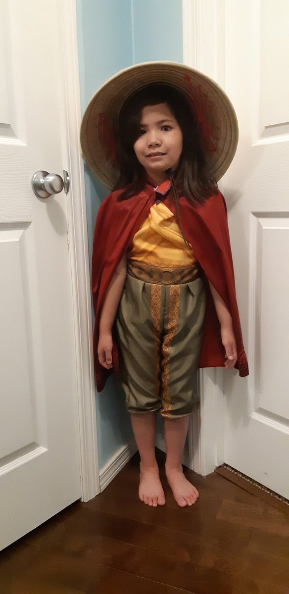 ClemmysChannel's tweet photo. This is what I wore at school today. Guess who am I??? https://t.co/xH9tXtMXhK