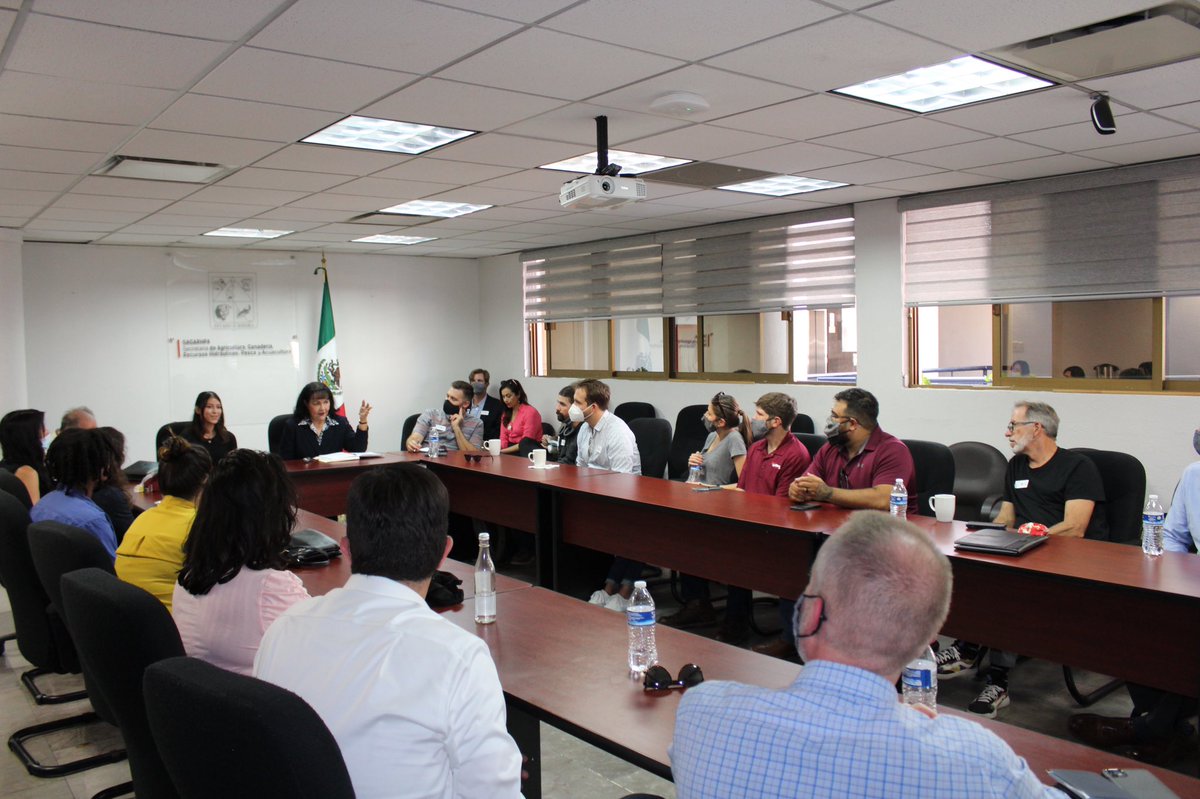 SAGARHPASonora's tweet photo. 👉🏻 Los integrantes de #ProjectCentral de #Arizona se reunieron con la titular de @SAGARHPASonora @FaatimaRod, para conocer cómo trabaja esta dependencia. Fue un muy buen intercambio de experiencias. #TierraDeOportunidades ☺️ https://t.co/7uM5vYAjTl