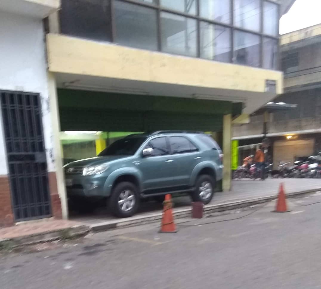 #28Oct #Táchira
<a href="/roshernandez/">Rosalinda Hernández</a>: "Y así se normaliza el abuso en las calles. Los peatones toman la carretera mientras los autos se estacionan en las aceras.
 ¿Dónde están las autoridades que no ven este "pequeño" detalle?"