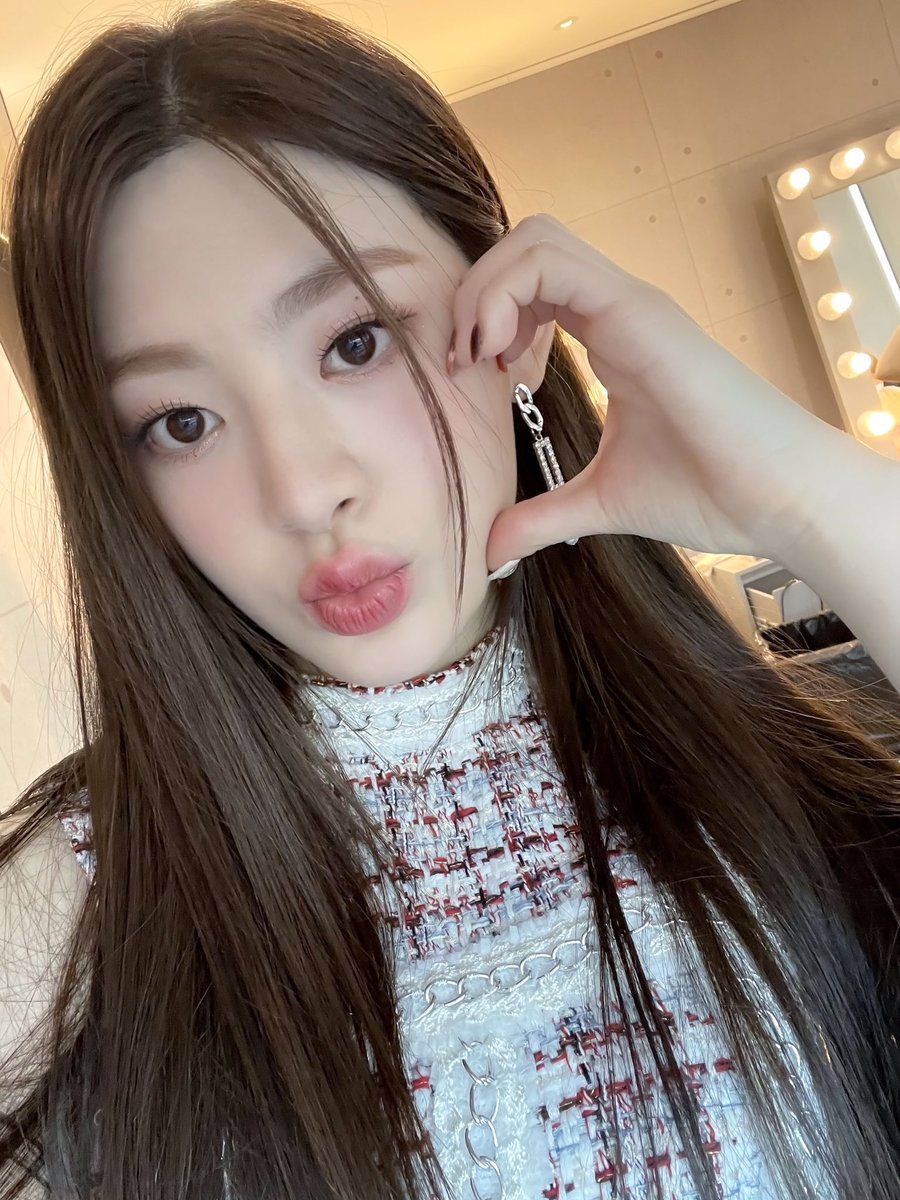 WESTAYCIX's tweet photo. #惨DAHYE : Welcome to my world! No es sábado, pero sí es fogoso porque hoy celebramos todos el #B7S𝟵𝘁𝗵CB. ¿Pueden creer que ya es la novena alegría que nos dan estos reyes? Yo no, pero seguro me caiga como baldazo de agua fría cuando estemos todos cantando #𝗜𝗗𝗢𝗟byB7S. https://t.co/pc9xUQu0QQ