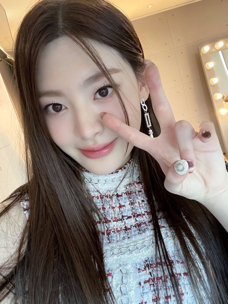 WESTAYCIX's tweet photo. #惨DAHYE : Welcome to my world! No es sábado, pero sí es fogoso porque hoy celebramos todos el #B7S𝟵𝘁𝗵CB. ¿Pueden creer que ya es la novena alegría que nos dan estos reyes? Yo no, pero seguro me caiga como baldazo de agua fría cuando estemos todos cantando #𝗜𝗗𝗢𝗟byB7S. https://t.co/pc9xUQu0QQ