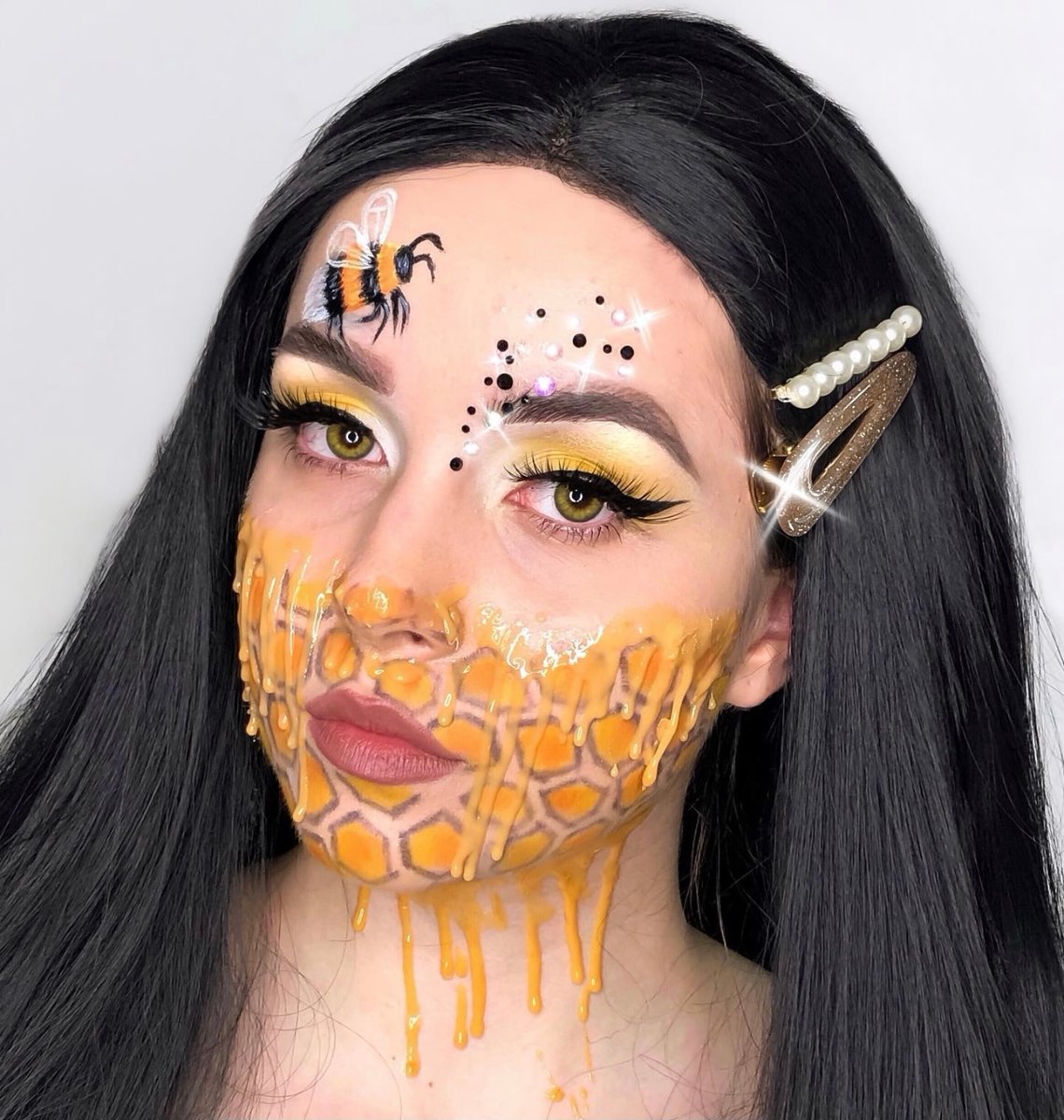 DoucceOfficial's tweet photo. beauty &amp; the bees 🐝 @dianamarymakeup framed this sweet look using our Fierce &amp; Fine Graphic Pen
.
.
.
.
#doucce #daretodoucce #halloweenmakeup #spookyglam #31daysofmakeup https://t.co/WdTvnskji4