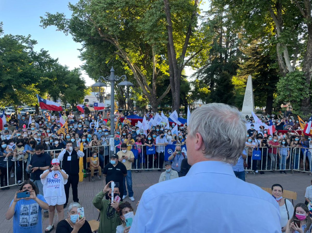 joseantoniokast's tweet photo. No quiero ser un Presidente que se encierre en La Moneda.

Quiero ser un Presidente que se pueda parar en cualquier plaza del país, a conversar con los ciudadanos. Con los que piensan igual y con los que piensan distinto.

Gracias #Linares por el cariño.
La libertad es tuya. https://t.co/v7G7C6QoDy