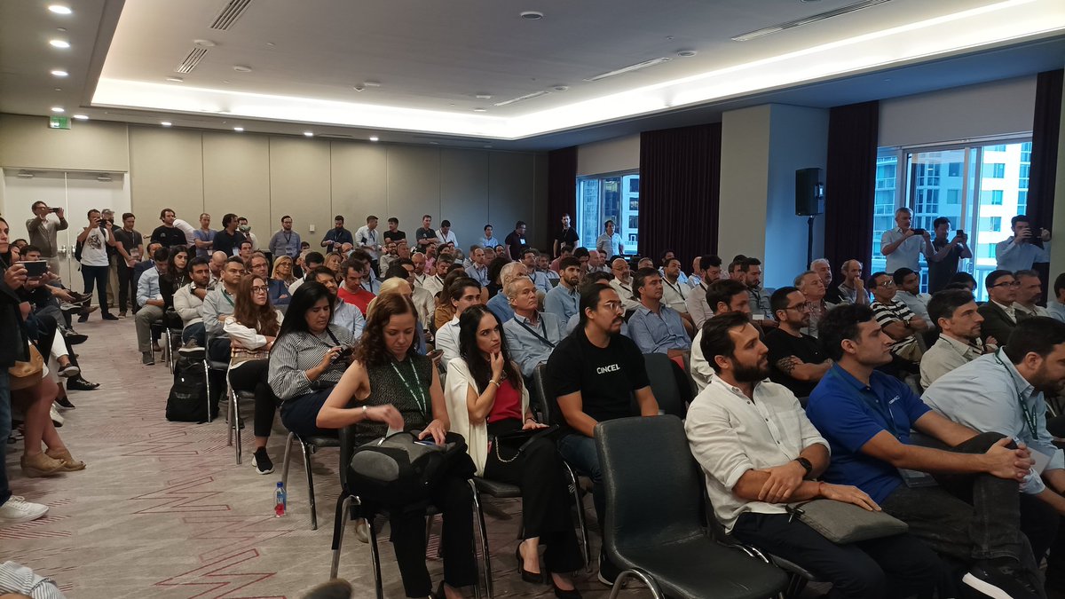 Nuevamente a sala llena comienza el último día del #VCLATAMSUMMIT 

📌 AWS DEMO DAY 

14 startups de América Latina presentan ante 90 Fondos de la región.

<a href="/AWSLatam/">AWS LATAM</a> #VC #ventureCapital