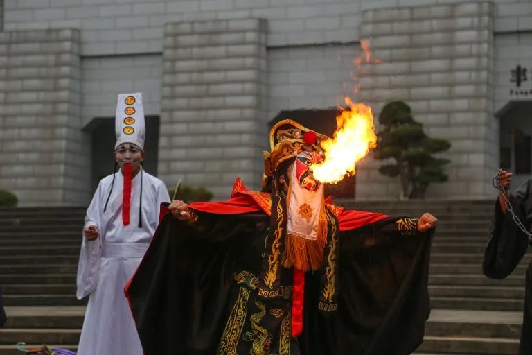 mindbodyglobe's tweet photo. Performers at Fengdu Ghost City in #chongqing #china. 

Photo by @nicolattes. DM to get yours featured! #travelphotography #spookyszn https://t.co/JquvDwpSsW