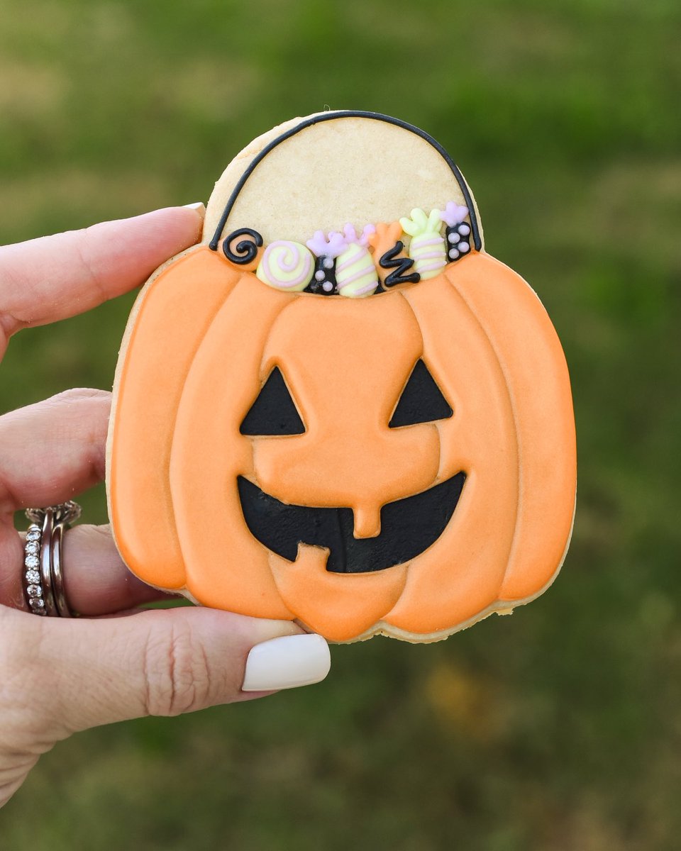 SouthernParm's tweet photo. Trick or treat yo’ self! 🍭🎃 #pumpkincookies #halloweencookies #jackolanterncookies #trickortreatcookies #holidaycookies https://t.co/Z2vALnjlAt