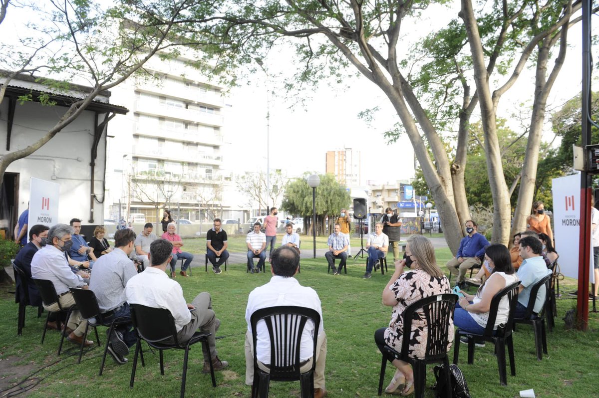 FilmusDaniel's tweet photo. Junto al intendente @LucasGhi y @ferpeirano mantuvimos un encuentro con representantes de empresas tecnológicas de #Morón para escuchar sus necesidades.

Les acercamos herramientas del Ministerio @ciencia_ar para contribuir a su desarrollo e innovación.
#FederalizaciónDeLaCiencia https://t.co/3mtFwAZ9Uy