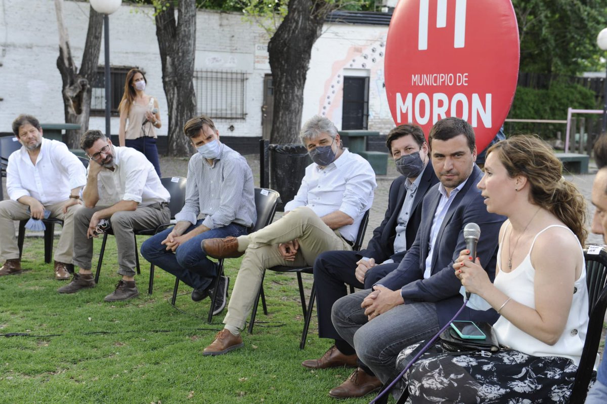 Daniel Filmus (@filmusdaniel) on Twitter photo Junto al intendente @LucasGhi y <a href="/ferpeirano/">Fernando Peirano</a> mantuvimos un encuentro con representantes de empresas tecnológicas de #Morón para escuchar sus necesidades.
Les acercamos herramientas del Ministerio @ciencia_ar para contribuir a su desarrollo e innovación.
#FederalizaciónDeLaCiencia Junto al intendente @LucasGhi y <a href="/ferpeirano/">Fernando Peirano</a> mantuvimos un encuentro con representantes de empresas tecnológicas de #Morón para escuchar sus necesidades.
Les acercamos herramientas del Ministerio @ciencia_ar para contribuir a su desarrollo e innovación.
#FederalizaciónDeLaCiencia