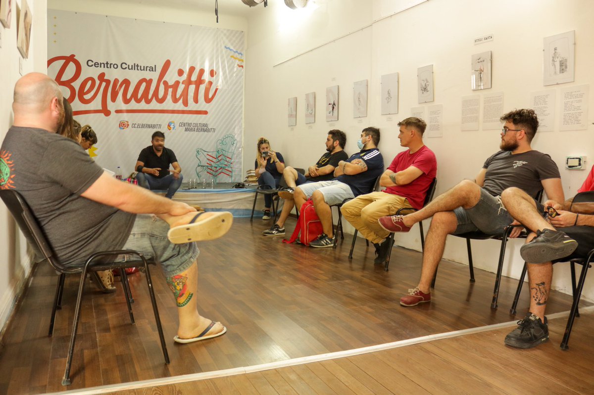 Gestion_TEP's tweet photo. 📍Esta tarde estuvimos en el centro cultural Bernabitti de La Plata conversando con feriantes, artesanxs y artistas callejeros de la zona. 

🔸Durante la reunión se expusieron las distintas problemáticas que afronta cada sector y cómo podríamos ayudarlos desde el Estado. https://t.co/jmYgmcSKkq