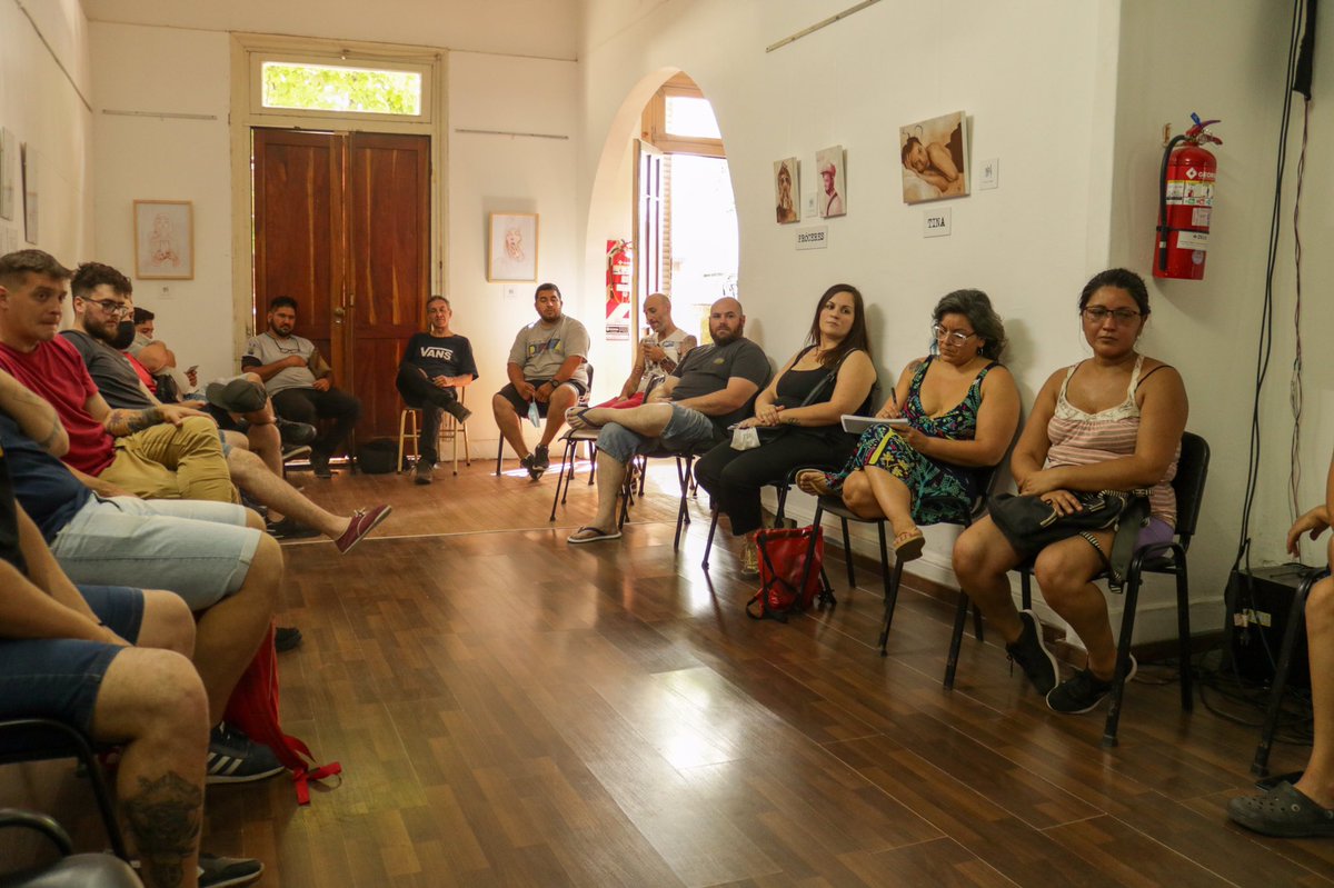 Gestion_TEP's tweet photo. 📍Esta tarde estuvimos en el centro cultural Bernabitti de La Plata conversando con feriantes, artesanxs y artistas callejeros de la zona. 

🔸Durante la reunión se expusieron las distintas problemáticas que afronta cada sector y cómo podríamos ayudarlos desde el Estado. https://t.co/jmYgmcSKkq